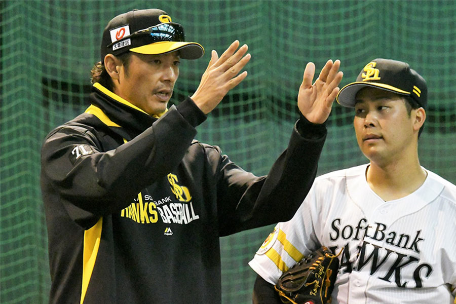 ソフトバンク・斉藤和巳投手コーチ（左）【写真：藤浦一都】