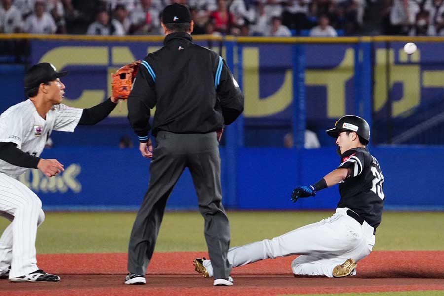 25日のロッテ戦で二盗を決めたソフトバンク・周東佑京（右）【写真：荒川祐史】