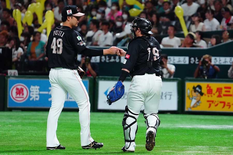 ソフトバンク・藤井皓哉（左）【写真：荒川祐史】