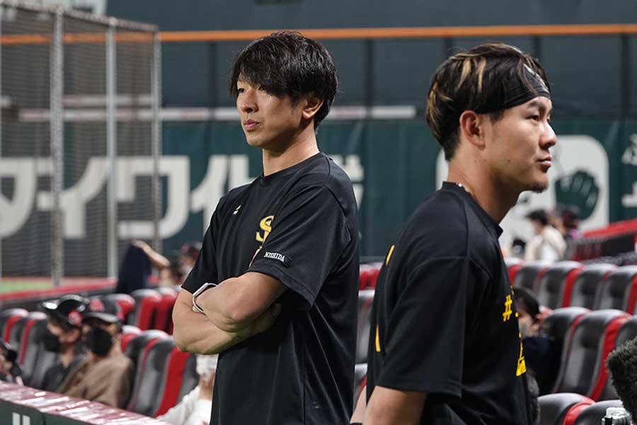 取材に立ち会うソフトバンク・西田哲朗広報（左）【写真：竹村岳】