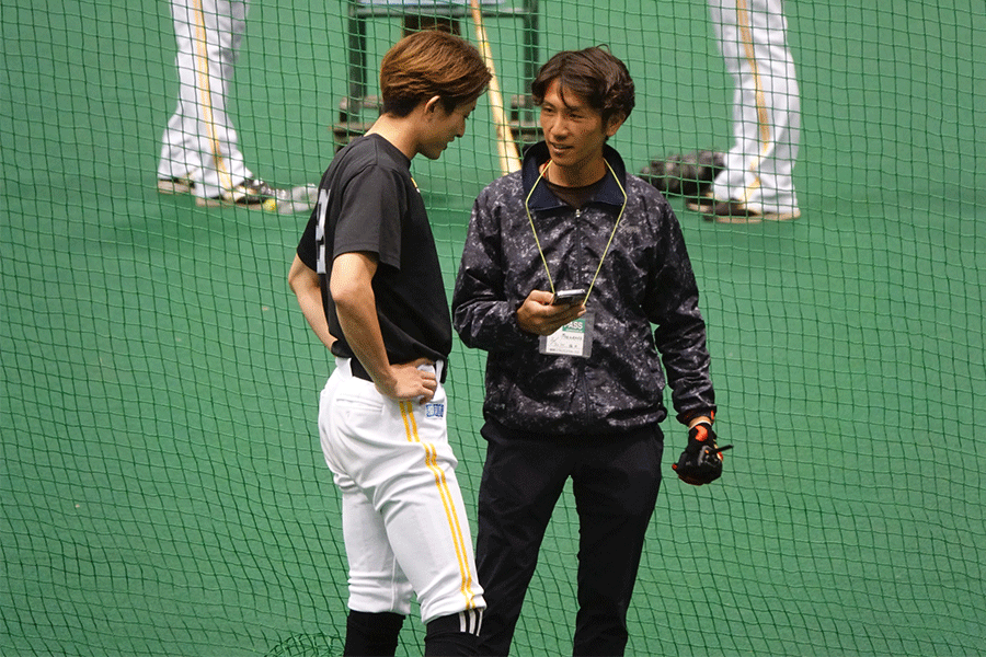 ソフトバンク・周東佑京（左）と梅田歩夢さん【写真：竹村岳】