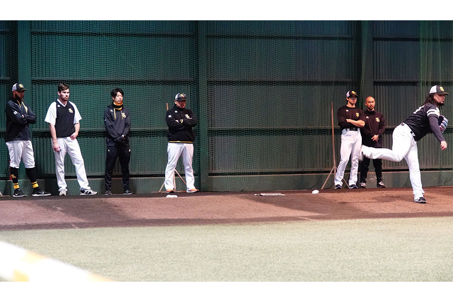 ロベルト・オスナ（右）のブルペン投球を見守るソフトバンクナイン【写真：竹村岳】
