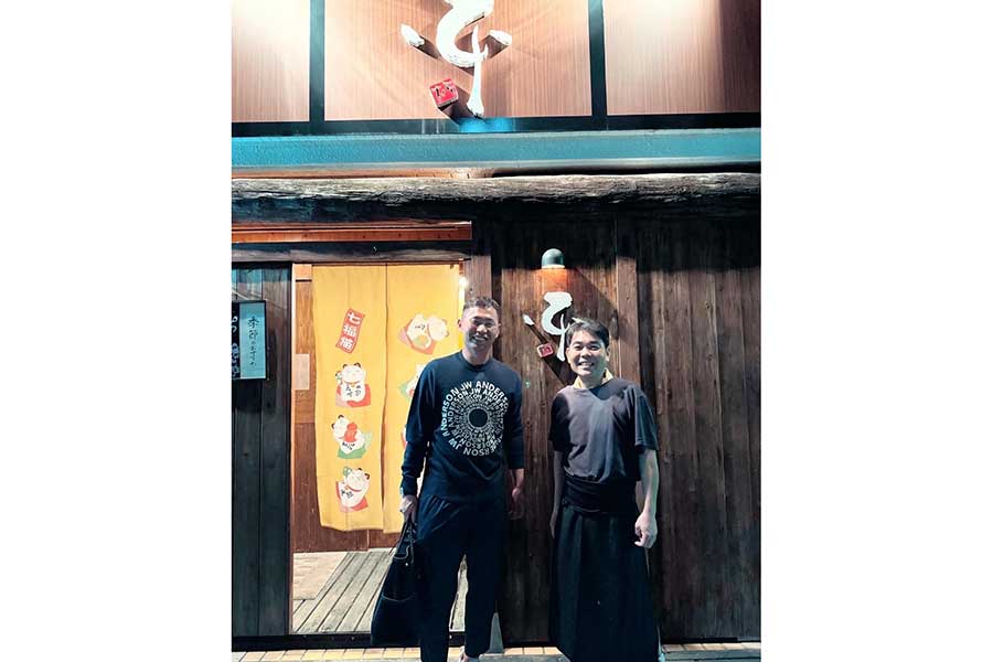 ソフトバンク・中村晃（左）と平さん【写真：本人提供】