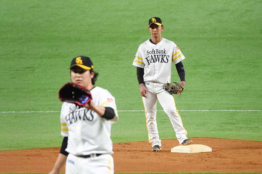 ソフトバンク・杉山一樹（手前）と今宮健太【写真：竹村岳】