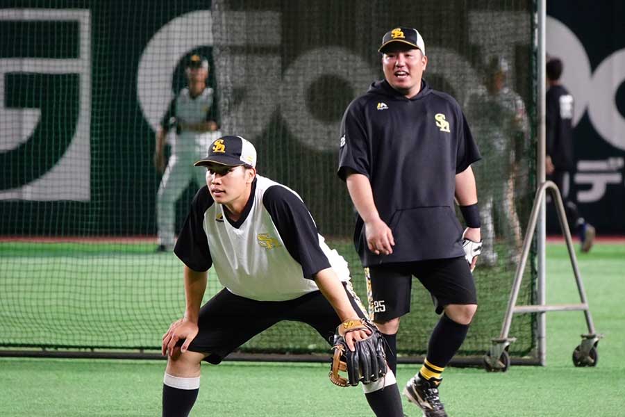 ソフトバンク・廣瀨隆太（左）と山川穂高【写真：竹村岳】