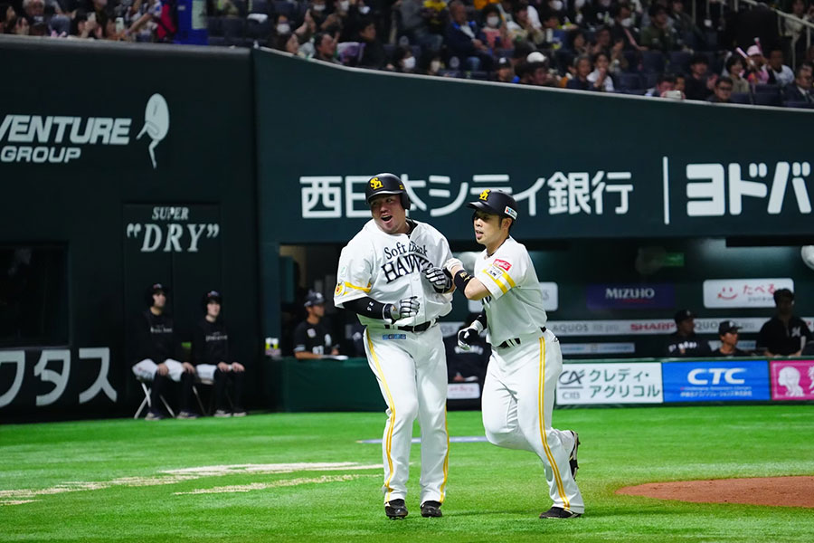 ソフトバンク・山川穂高（左）と近藤健介【写真：荒川祐史】