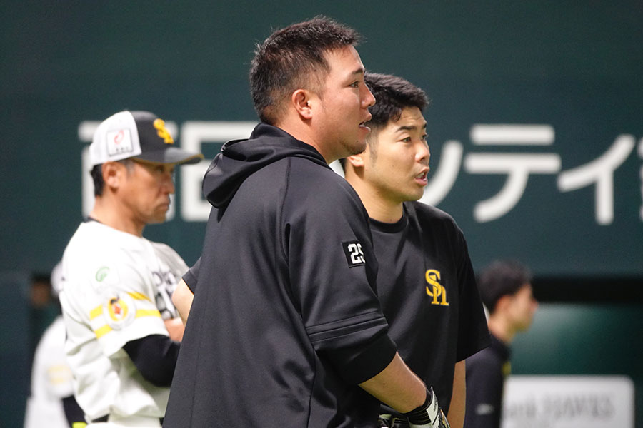 ソフトバンク・山川穂高（左）と近藤健介【写真：竹村岳】