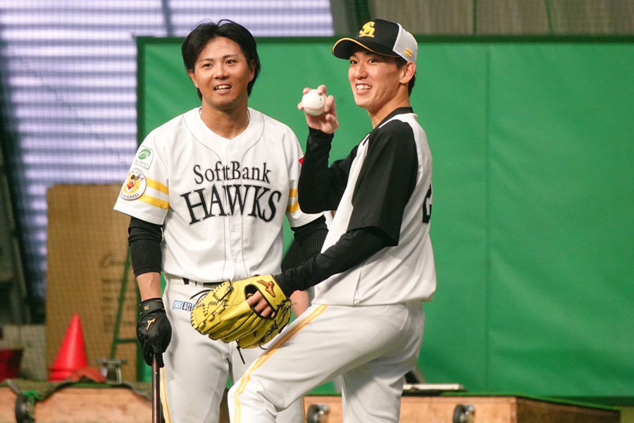 ソフトバンク・佐藤直樹（左）と大津亮介【写真：竹村岳】