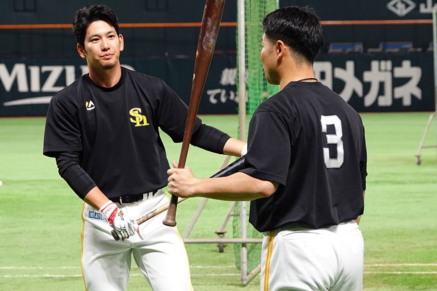 ソフトバンク・近藤健介（右）と栗原陵矢【写真：竹村岳】