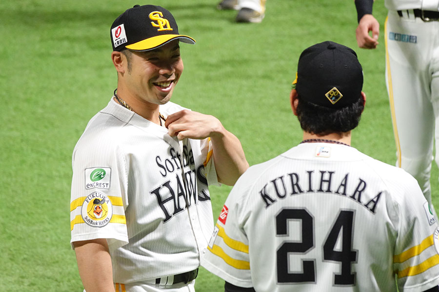 ソフトバンク・近藤健介（左）と栗原陵矢【写真：竹村岳】