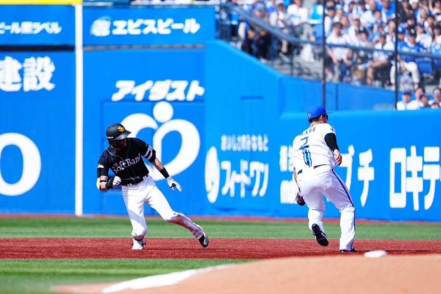 ソフトバンク・周東佑京（左）【写真：荒川祐史】