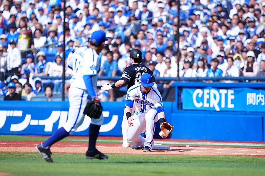 一塁を駆け抜ける周東佑京【写真：荒川祐史】