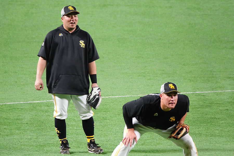 ソフトバンク・リチャード（右前）と山川穂高【写真：竹村岳】