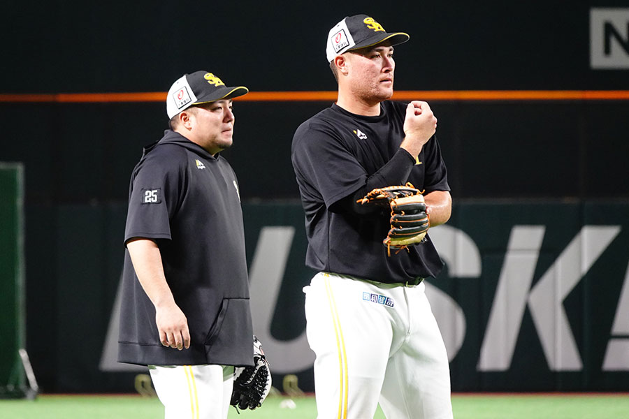 ソフトバンク・リチャード（右）と山川穂高【写真：竹村岳】