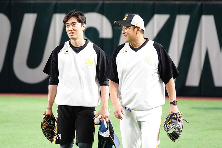 ソフトバンク・和田毅（左）と倉野信次1軍投手コーチ【写真：竹村岳】