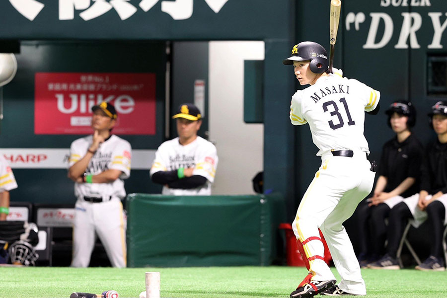 ソフトバンク・正木智也（右）【写真：栗木一考】