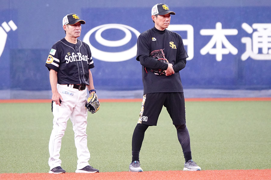 ソフトバンク・小久保裕紀監督（右）【写真：竹村岳】