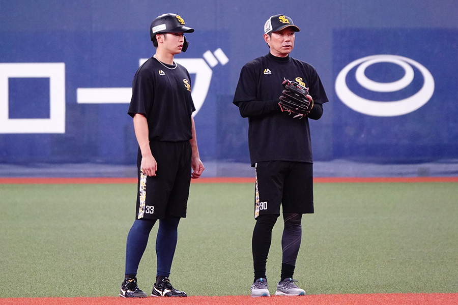 ソフトバンク・廣瀬隆太（左）と小久保裕紀監督【写真：竹村岳】