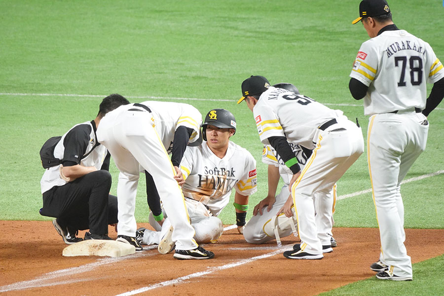 走塁時に負傷したソフトバンク・柳田悠岐【写真：竹村岳】