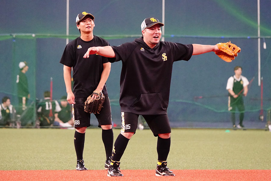 遊撃でノックを受けるソフトバンク・山川穂高【写真：竹村岳】