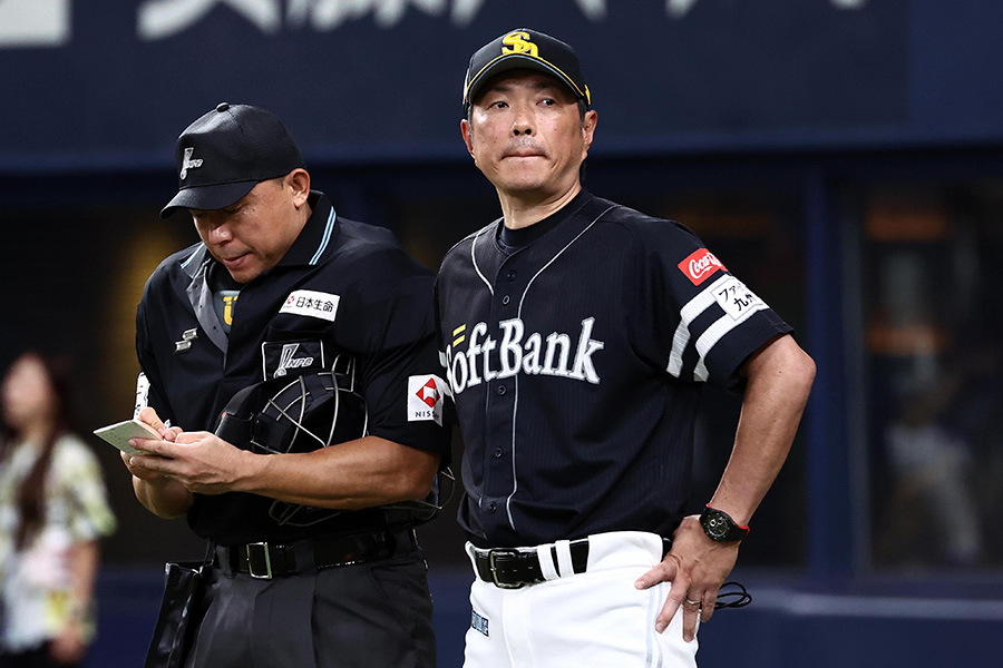 オリックス戦の指揮を執ったソフトバンク・小久保裕紀監督【写真：栗木一考】