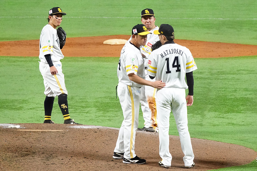 ソフトバンク・又吉克樹に声を掛ける倉野信次コーチ【写真：竹村岳】