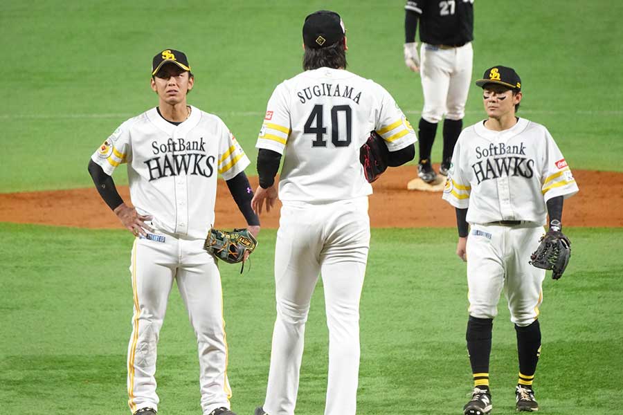 杉山一樹に声をかける今宮健太（左）と牧原大成【写真：竹村岳】