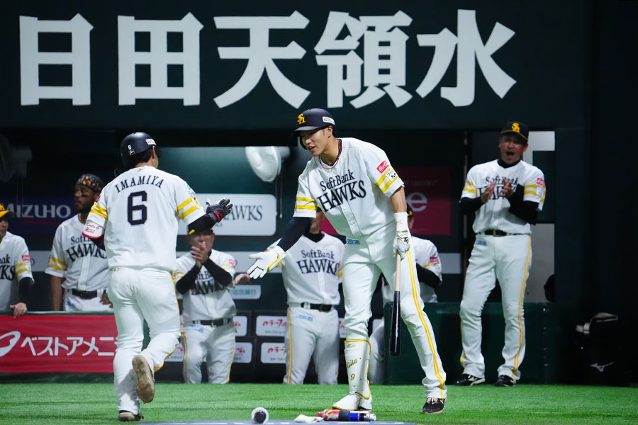 ソフトバンク・今宮健太を迎える柳田悠岐（右）【写真：荒川祐史】