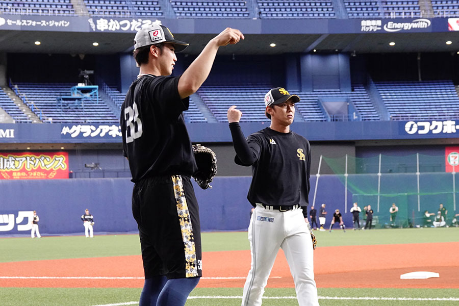 ソフトバンク・廣瀨隆太(左)と今宮健太【写真：竹村岳】