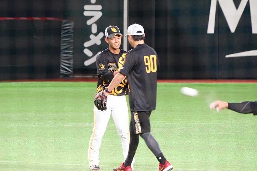 小久保監督と握手を交わす今宮健太【写真：竹村岳】