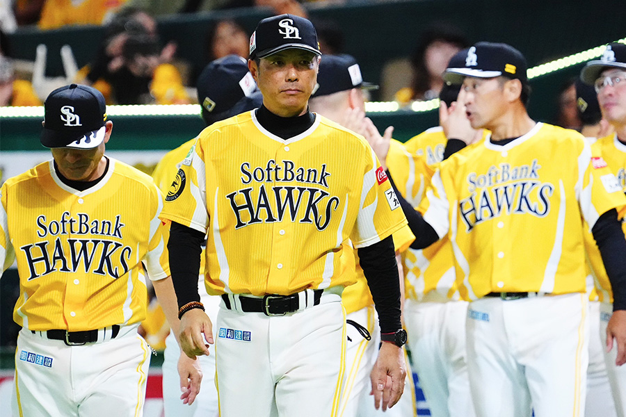 オリックス戦の指揮を執ったソフトバンク・小久保裕紀【写真：荒川祐史】