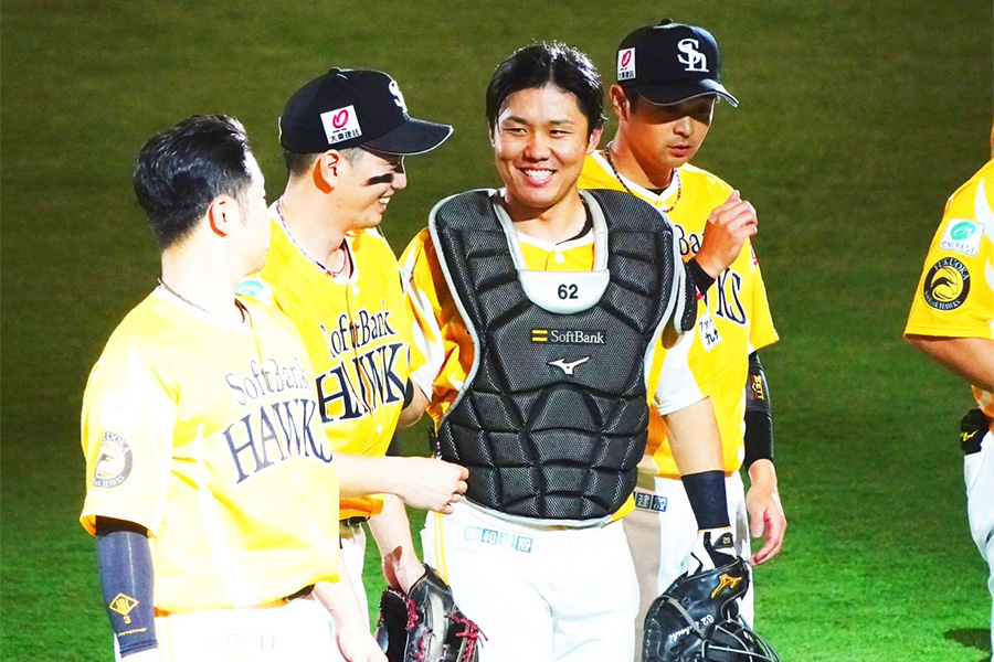 ソフトバンク・海野隆司（右から2人目）【写真：竹村岳】