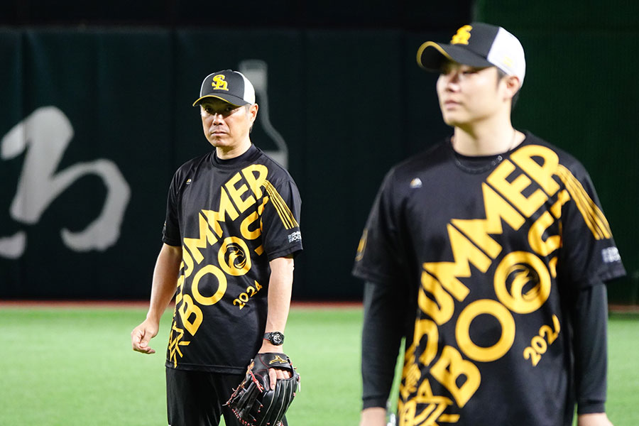 ソフトバンク・小久保裕紀監督（左）と松本裕樹【写真：竹村岳】