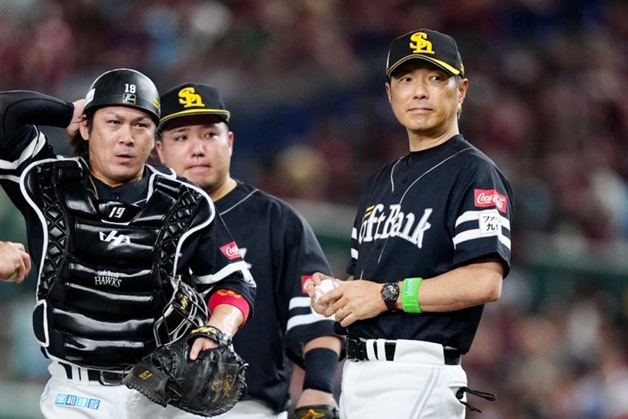 楽天戦に指揮を執ったソフトバンク・小久保裕紀監督（右）【写真：矢口亨】