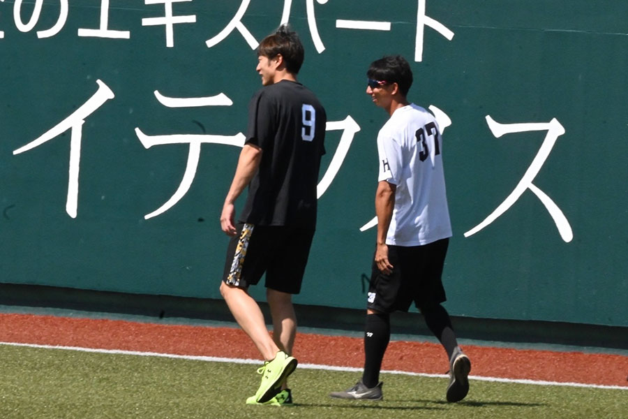 タマスタ筑後で再会を果たしたソフトバンク・柳田悠岐（左）と福田秀平【写真：長濱幸治】