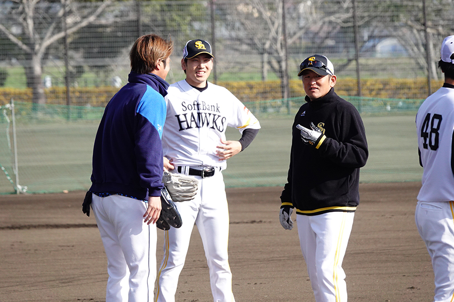 1月に人的補償で西武に移籍した甲斐野央（左）【写真：竹村岳】