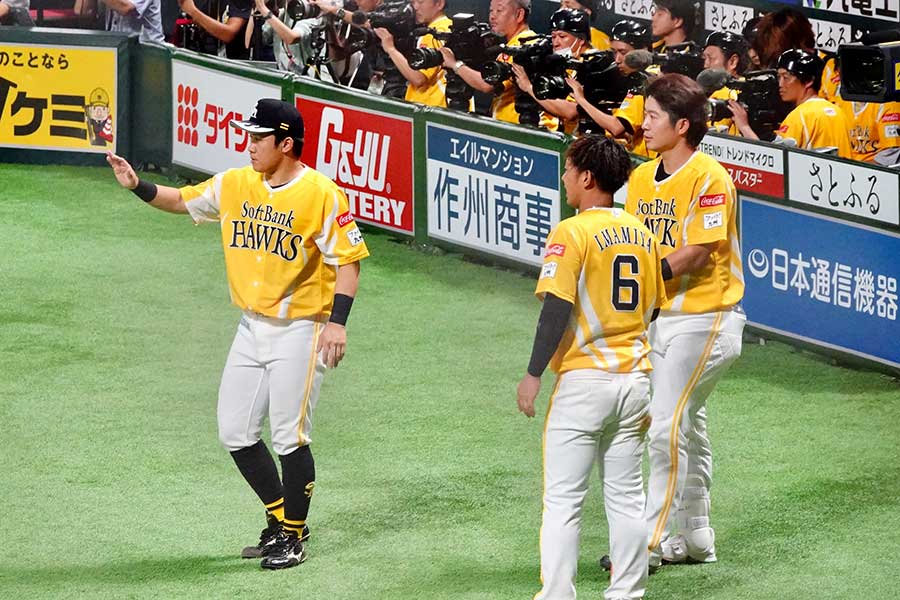 ソフトバンク・海野隆司、今宮健太、川村友斗（左から）【写真：竹村岳】