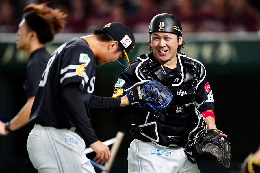 ソフトバンク・澤柳亮太郎（左）と甲斐拓也【写真：矢口亨】