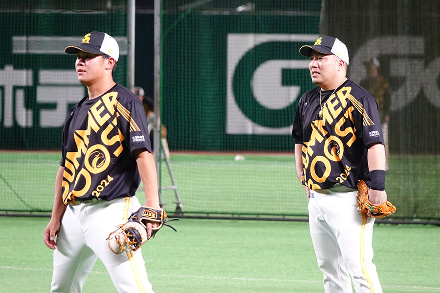 ソフトバンク・吉田賢吾（左）と山川穂高【写真：竹村岳】