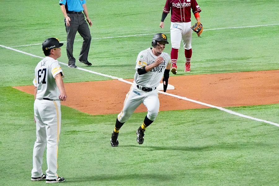 ソフトバンク・栗原陵矢（右）と井出竜也外野守備走塁兼作戦コーチ【写真：竹村岳】