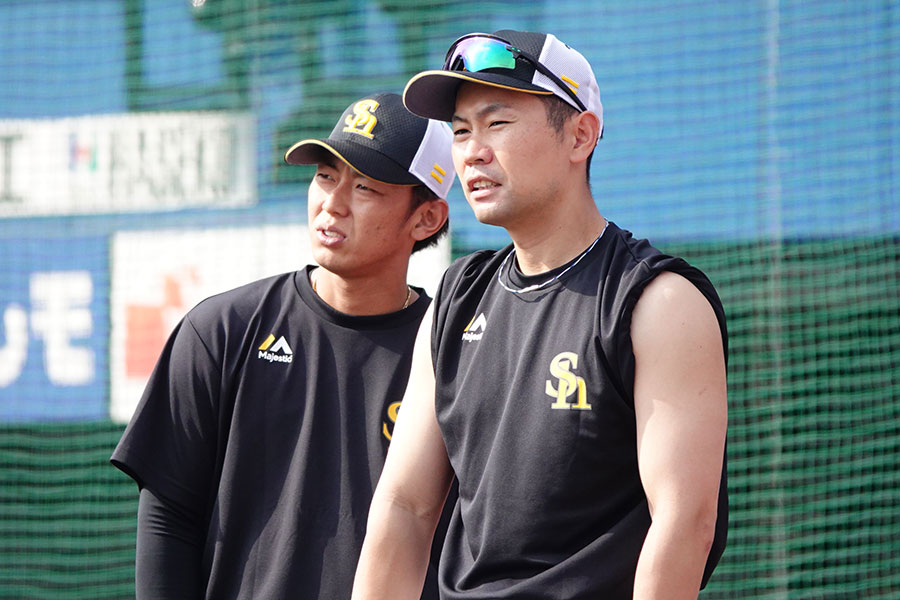 ソフトバンク・中村晃（右）【写真：竹村岳】