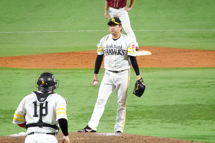 ソフトバンク・甲斐拓也（左）、津森宥紀【写真：竹村岳】