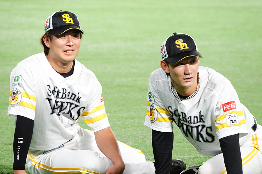 ソフトバンク・川村友斗（左）と正木智也【写真：竹村岳】