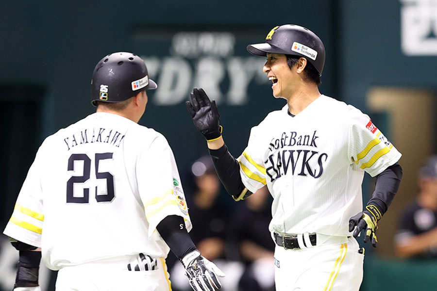 4号2ランを放ったソフトバンク・柳町達（右）と山川穂高【写真：栗木一考】