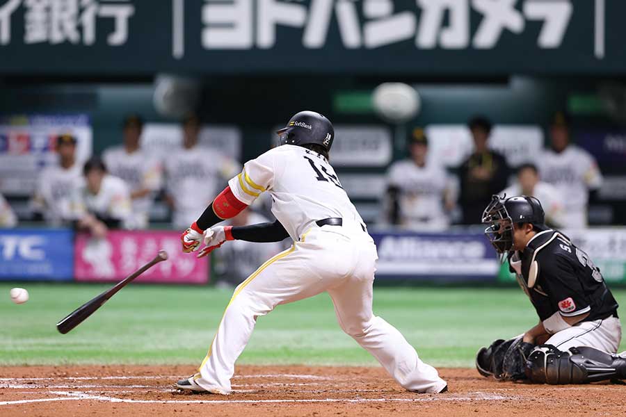 7回にタイムリーを放ったソフトバンク・甲斐拓也【写真：栗木一考】