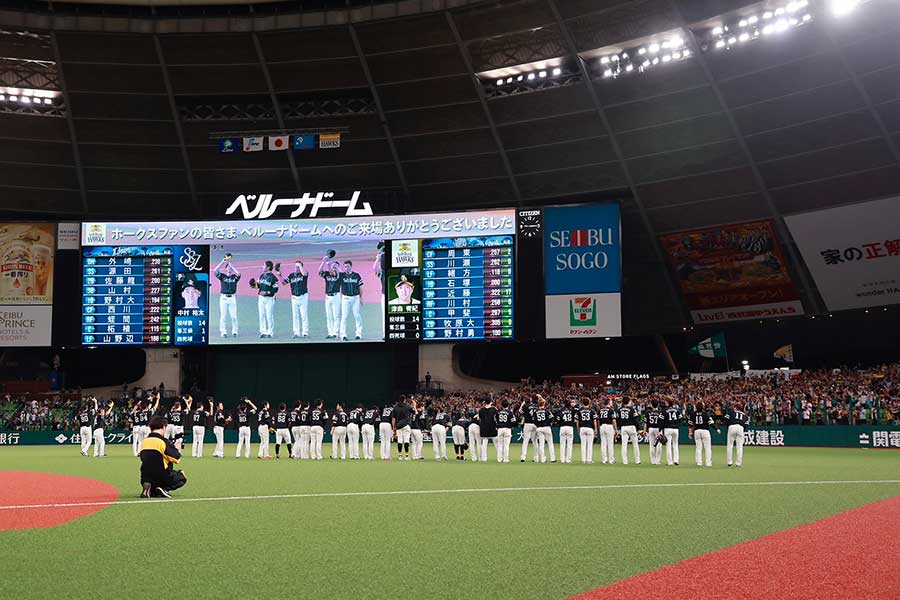 ベルーナドーム最終戦で整列するソフトバンクナイン【写真：小池義弘】