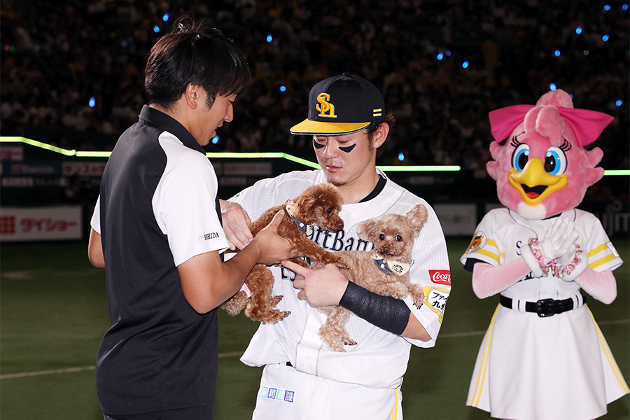 ソフトバンク・西田哲朗広報（左）と牧原大成【写真：栗木一考】