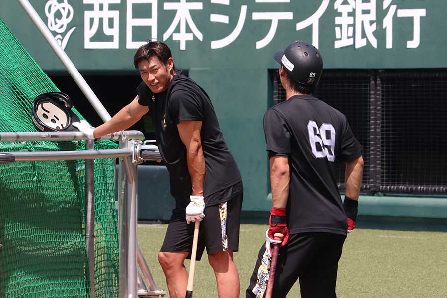 ソフトバンク・柳田悠岐（左）【写真：飯田航平】