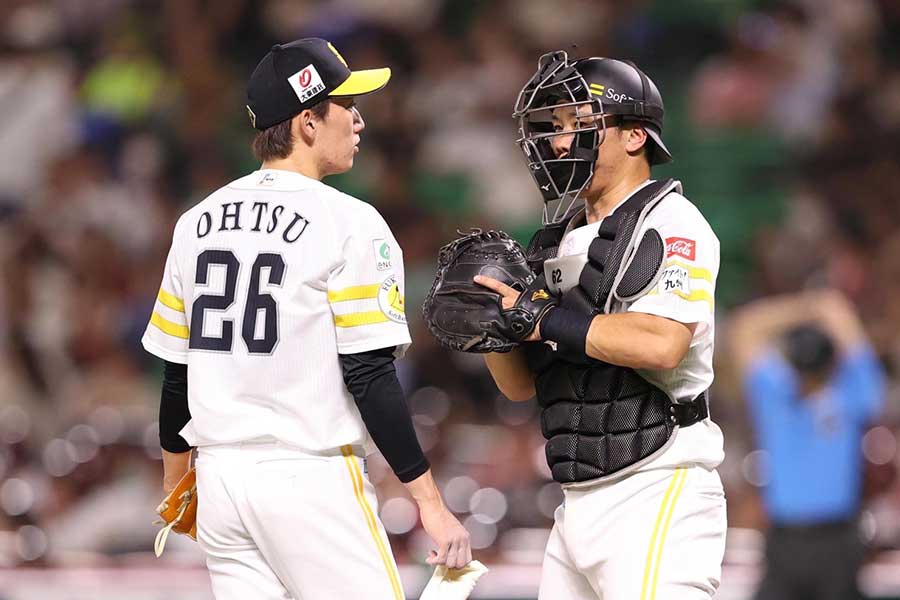 ソフトバンク・大津亮介（左）と海野隆司【写真：栗木一考】