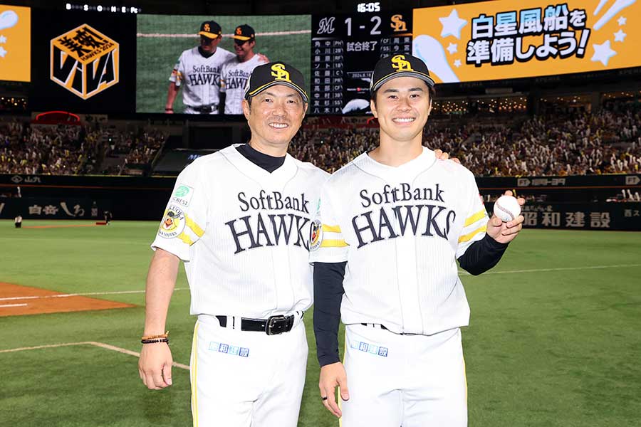 プロ初勝利を挙げたソフトバンク・松本晴（右）と小久保裕紀監督【写真：栗木一考】